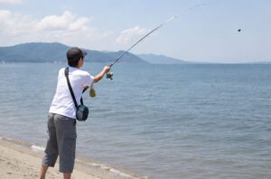 砂浜でちょい投げする様子