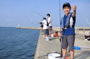 堤防でサビキ釣りを楽しむ様子