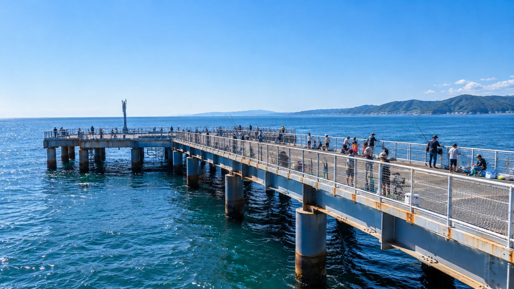 海に浮かぶ海釣り公園の釣り桟橋